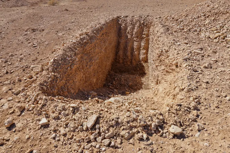 مقبرة جماعية في صحراء الضمير تكشف أسرار الحرب السورية
