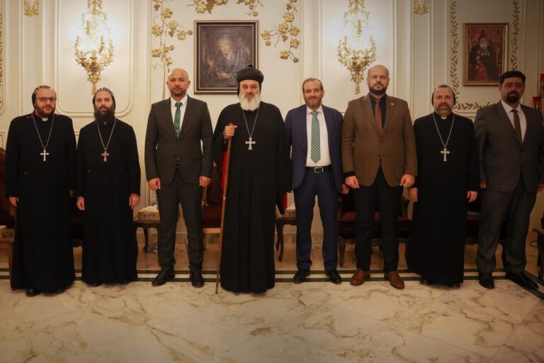 تعزيز التعاون المجتمعي 2025: وزير الطوارئ يبحث مع البطريرك أفرام الثاني آليات التنمية الوطنية تعزيز التعاون المجتمعي