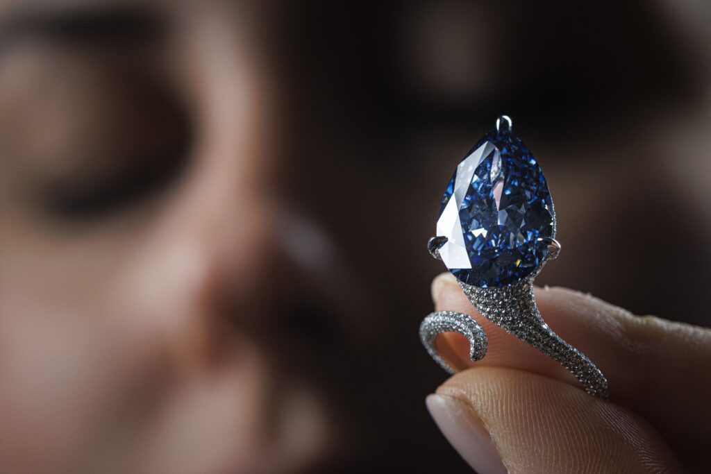 دار كريستيز: ماسة ميلون بلو الزرقاء تباع بـ25 مليون دولار في جنيف ماسة "ميلون بلو" الزرقاء