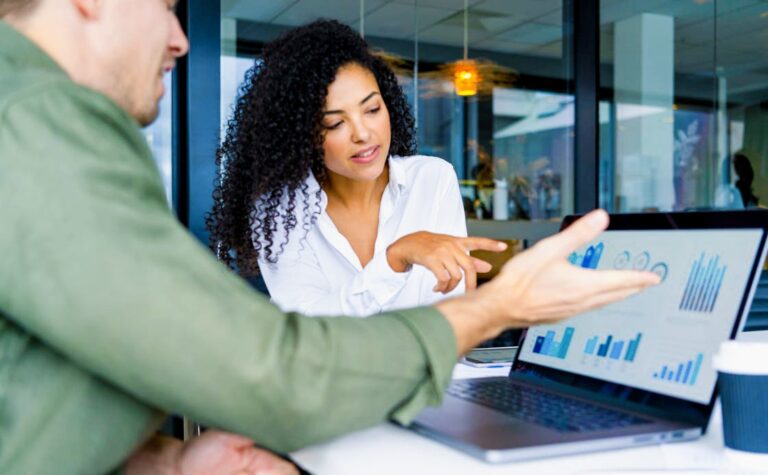 إيماءات اليد والإقناع: دراسة تكشف سر التأثير الحقيقي في التواصل إيماءات اليد والإقناع