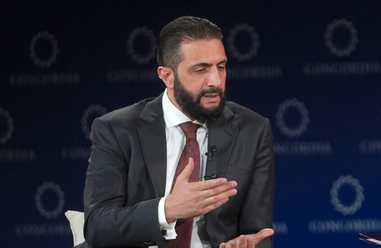 مخاطر نزع السلاح في جنوب سوريا: الشرع يحذّر من توسّع إسرائيلي جديد أحمد الشرع