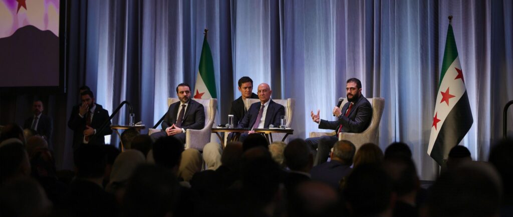 اجتماع الرئيس أحمد الشرع ووزير الخارجية أسعد الشيباني والمبعوث الأميركي إلى سوريا توماس براك في الجالية السورية في أمريكا