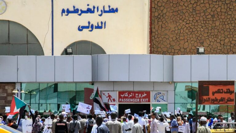 مصر تدين استهداف مطار الخرطوم الدولي