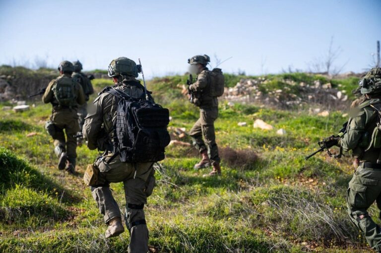 للمرة الثانية خلال ساعات.. مراسل RT: الجيش الإسرائيلي يتوغل في بلدة الرفيد بريف القنيطرة جنوب سوريا