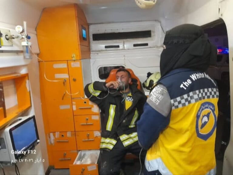 خلال إخمادهما حريقاً.. إصابة إطفائيين بحالات اختناق في حماة