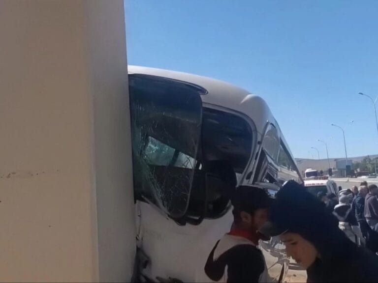 ريف دمشق.. وفاة سائق وإصابة معلمة وطالبة جراء حادث سير على جسر يعفور