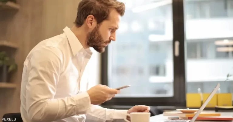 هل هو تدخين الجديد؟...أبحاث تكشف مخاطر الجلوس لفترة طويلة