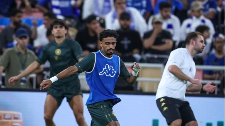 صدمة مبكرة للهلال.. الخلود يهز الشباك بهدف أول في نهائي كأس الملك