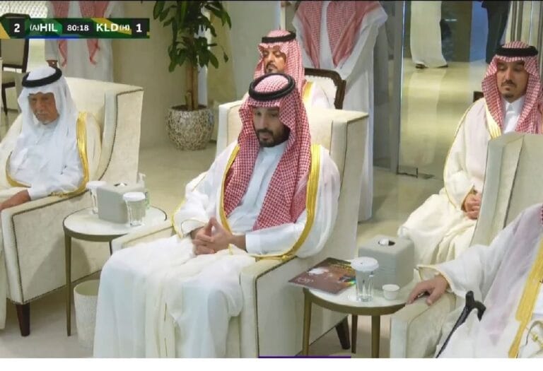 تفاعل الجماهير مع ظهور ولي العهد السعودي على الشاشة.. ورد فعل الأمير محمد بن سلمان (فيديو)