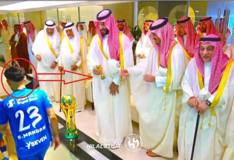 شاهد.. لقطة لموقف "طريف" بين لاعب الهلال مندش وولي العهد السعودي
