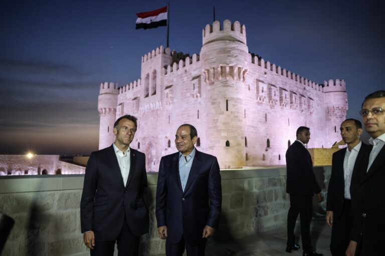السيسي يصطحب ماكرون في جولة تاريخية بشوارع الإسكندرية وقلعة قايتباي