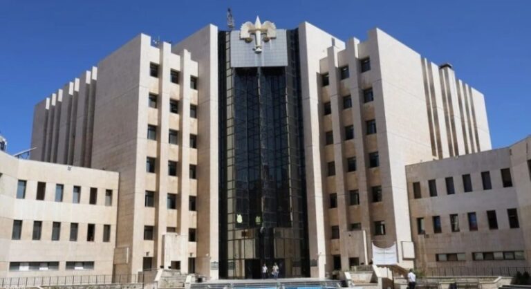 بينهم علي مملوك.. مذكرات توقيف غيابية بحق مسؤولين في النظام المخلوع