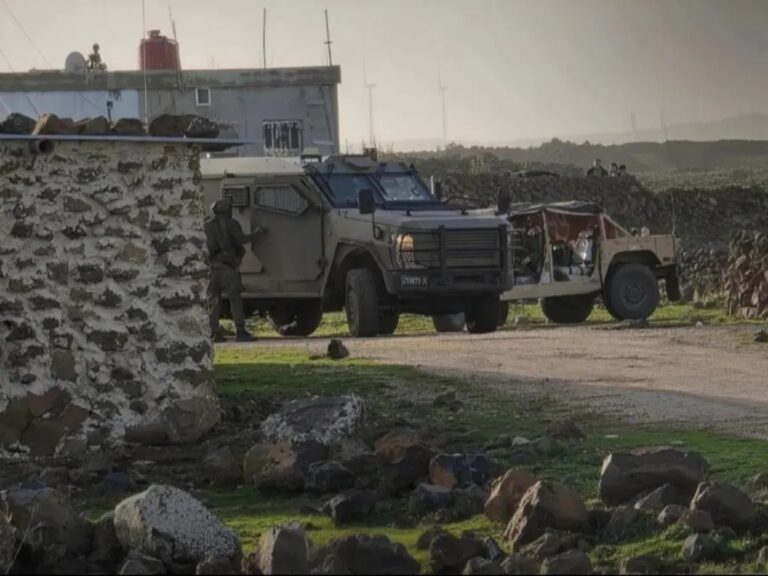 القنيطرة.. الاحتلال الإسرائيلي ينصب أسلاكاً شائكة في المنطقة العازلة ويستهدف قرية طرنجة بالقذائف