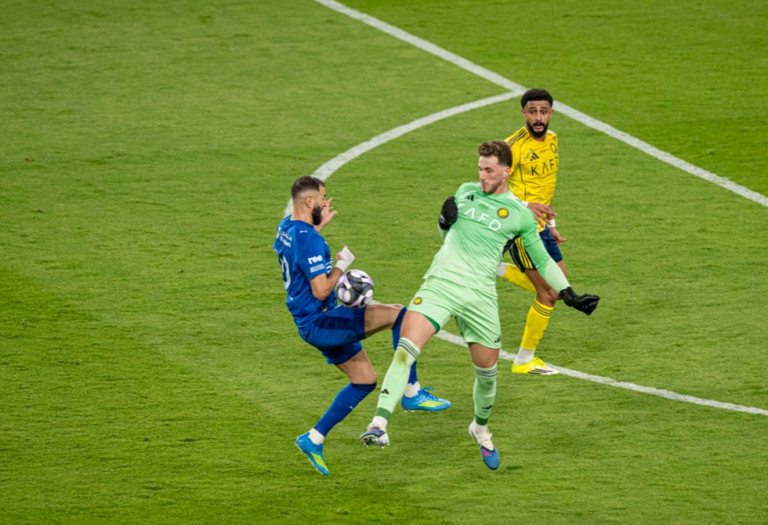 في الدقيقة الأخيرة.. حارس النصر يسجل بالخطأ في مرماه ويؤجل تتويج فريقه بالدوري السعودي