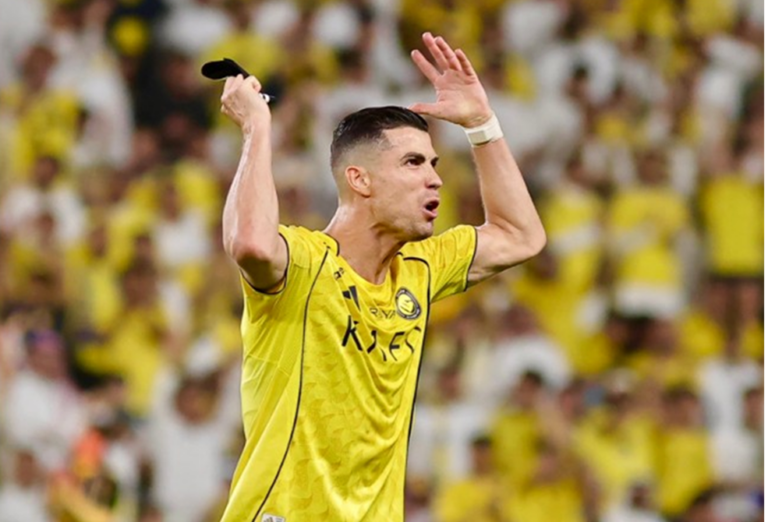 صدمة وابتسامة ساخرة.. رد فعل رونالدو بعد هدف الهلال "القاتل" في شباك النصر