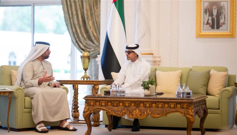 هزاع بن زايد يطلع على خطط تطوير قطاعي الطاقة والمياه في منطقة العين
