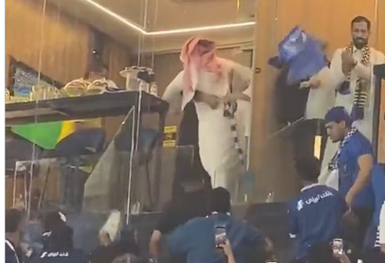 مشاجرة بالعصي والزجاجات في مدرجات "الأول بارك" بعد تعادل النصر والهلال
