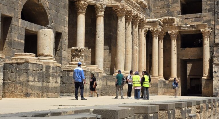 انتعاش الحركة السياحية في بصرى الشام وعودة الزوار إلى معالمها التاريخية