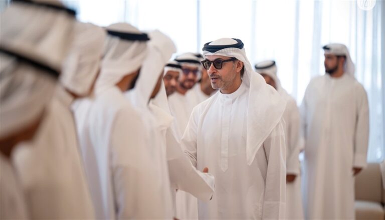 هزاع بن زايد يقوم بجولة تفقُّدية في الشويب ويلتقي أهالي المنطقة هزاع بن زايد يقوم بجولة تفقُّدية في الشويب ويلتقي أهالي المنطقة