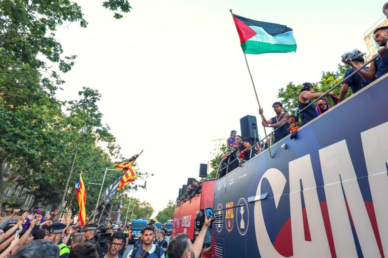 رئيس وزراء إسبانيا ردا على وزير الدفاع الإسرائيلي: نفخر بلامين جمال لرفعه العلم الفلسطيني