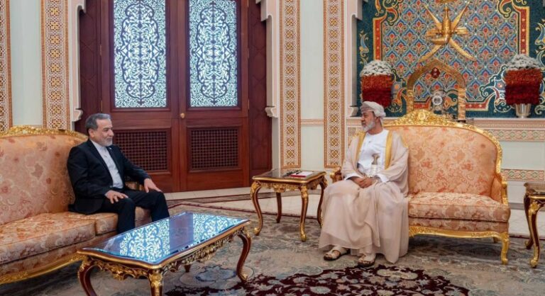 عُمان: فن البقاء خارج الاصطفاف