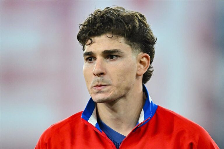 برشلونة يتخذ قرارًا حاسمًا بشأن التعاقد مع ألفاريز.. ويراقب نجم تشيلسي
