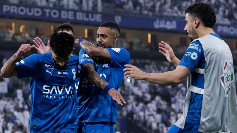 الهلال يؤجل حسم دوري روشن إلى الجولة الأخيرة بفوزه "2-0" ضد نيوم