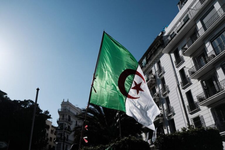 إصدار كتاب فرنسي جديد حول تاريخ العلاقات مع الجزائر يثير جدلا إصدار كتاب فرنسي جديد حول تاريخ العلاقات مع الجزائر يثير جدلا