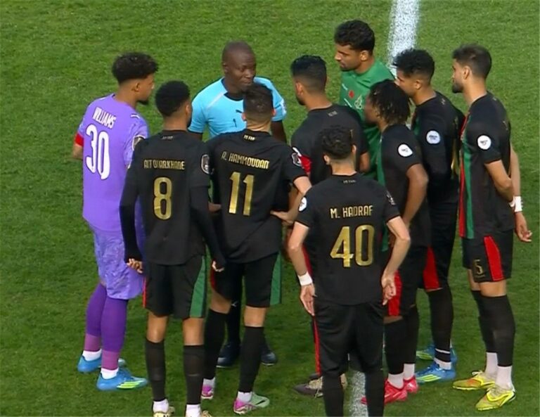 فيديو | الفار يؤخر انطلاق الشوط الثاني في مباراة صن داونز والجيش الملكي فيديو | الفار يؤخر انطلاق الشوط الثاني في مباراة صن داونز والجيش الملكي
