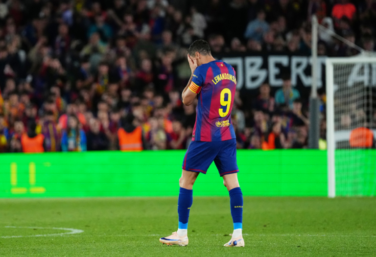 برشلونة يقسو على بيتيس بثلاثية وليفاندوفسكي يغادر الملعب باكيا برشلونة يقسو على بيتيس بثلاثية وليفاندوفسكي يغادر الملعب باكيا