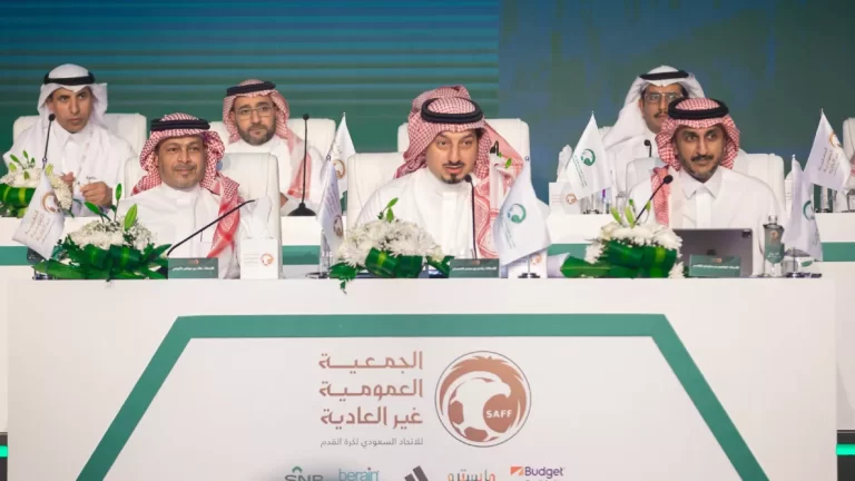 اتحاد الكرة على صفيح ساخن.. 30 ناديًا يسقطون التعديلات والطرد يحسم المشهد اتحاد الكرة على صفيح ساخن.. 30 ناديًا يسقطون التعديلات والطرد يحسم المشهد