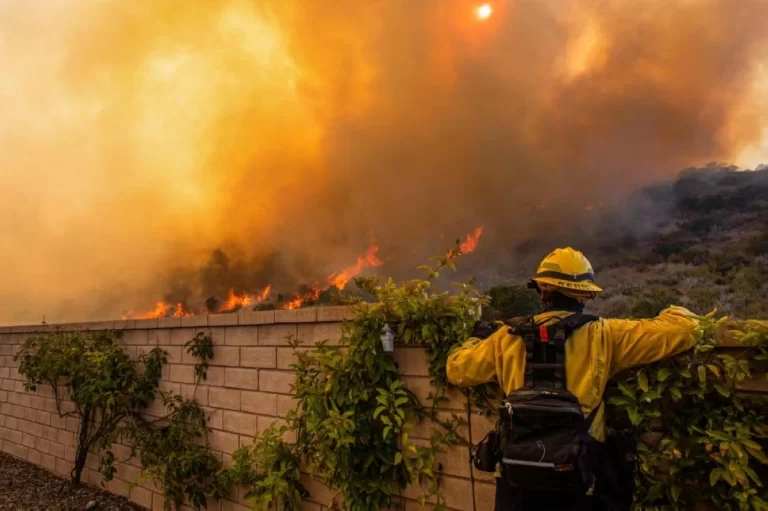 إجلاء 24 ألف شخص بسبب حريق غابات في كاليفورنيا إجلاء 24 ألف شخص بسبب حريق غابات في كاليفورنيا