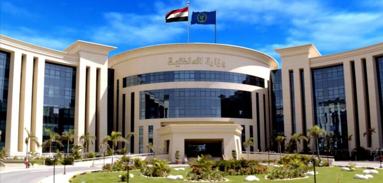 مصر تطالب جميع الأجانب على أراضيها بالتوجه لإدارة الجوازات والهجرة بشكل عاجل