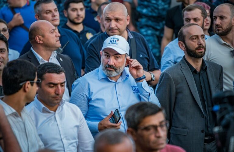 أرمينيا: توترات سياسية بعد إخراج جندي متوفى من تجمع باشينيان الانتخابي أرمينيا.. الشرطة تخرج بالقوة جد جندي متوفى من تجمع انتخابي لباشينيان (فيديو)