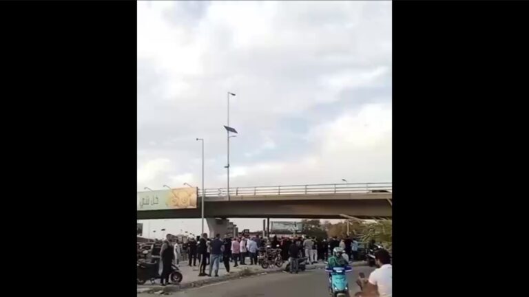 احتجاجات لبنان: عائلات الموقوفين الإسلاميين ترفض قانون العفو العام لبنان.. أهالي الموقوفين الإسلاميين يحتجون على صيغة قانون العفو العام (فيديو)