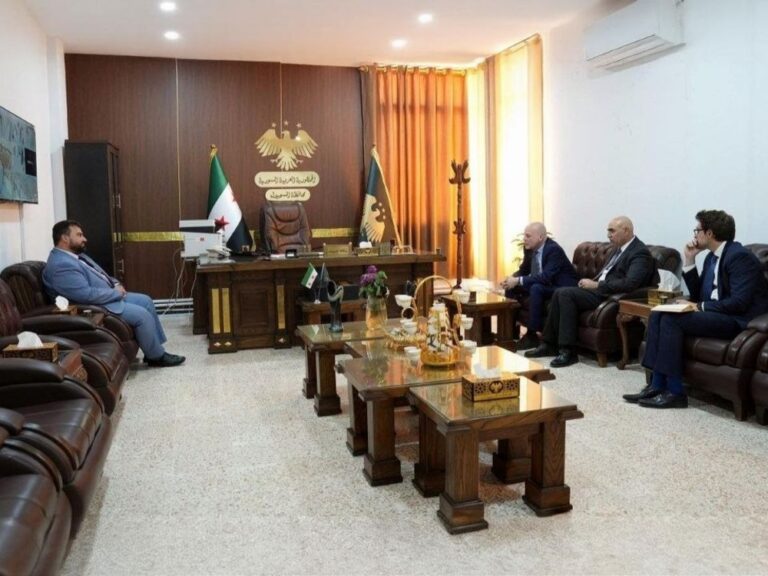 محافظ السويداء يستعرض مع نائب المبعوث الأممي عودة المهجرين وملف الامتحانات محافظ السويداء يبحث مع نائب المبعوث الأممي إلى سوريا ملف الامتحانات وعودة المهجرين