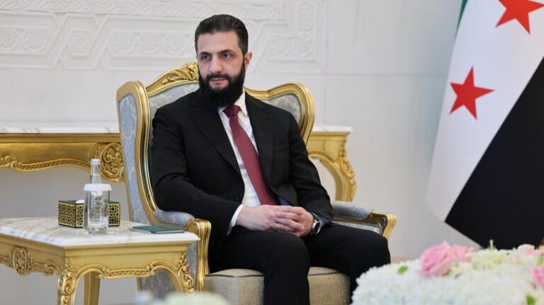 "الكلام جرحني قبل ما يجرحكم".. الرئيس السوري يعتذر لأهالي محافظة دير الزور (فيديو)