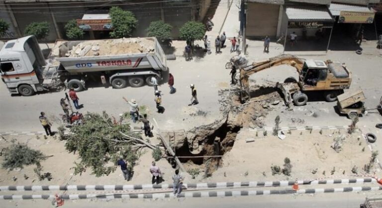 فرق فنية تعالج آثار انهيار نفق في مدينة زملكا بريف دمشق