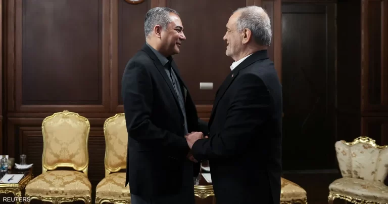 وزير الداخلية الباكستاني يصل إلى طهران في ظل تعثر المفاوضات مع واشنطن