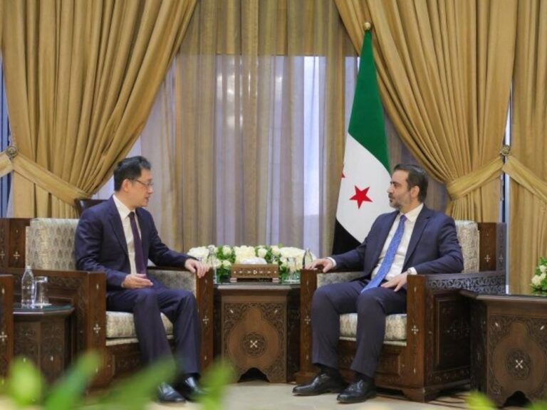 الشيباني والسفير الصيني يعززان العلاقات الثنائية في لقاء بدمشق الشيباني يبحث مع السفير الصيني بدمشق العلاقات الثنائية بين البلدين