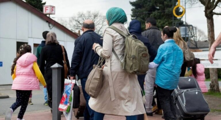 ألمانيا تثير جدلاً بخطة مكافأة السوريين لعودتهم الطوعية إلى وطنهم جدل واسع في ألمانيا حول مقترح منح السوريين مكافأة مالية مقابل العودة الطوعية