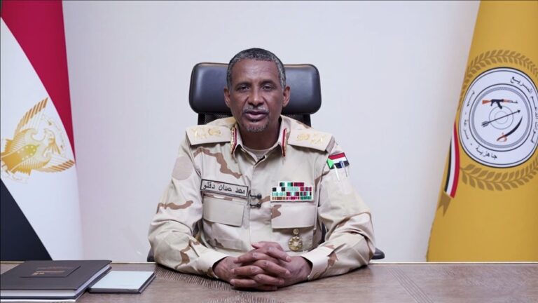حميدتي يلغي رتبة “السافنا” ويصدر حكم بالإعدام غيابياً في السودان السودان.. حميدتي يجرد "السافنا" من رتبته العسكرية ويقضي بإعدامه غيابيا (صورة)