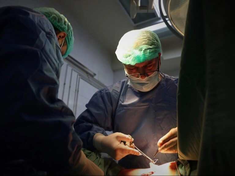 جراحة الفستولا مجاناً لمرضى غسيل الكلية تبدأ في دمشق بمرحلتها الأولى انطلاق المرحلة الأولى من عمليات جراحة الفستولا لمرضى غسيل الكلية مجاناً في دمشق