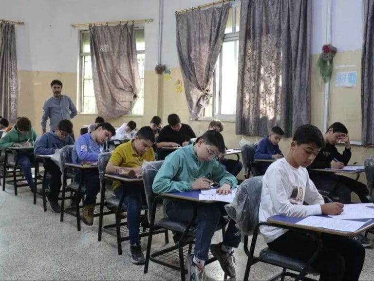 أكثر من 100 ألف طالب يسجلون اختتام الامتحانات النهائية للصفوف الانتقالية اختتام الامتحانات النهائية للمرحلة الأساسية والثانوي في مختلف المحافظات