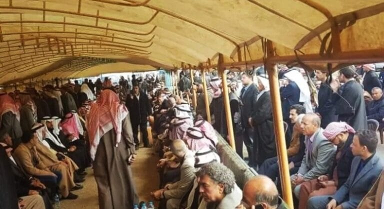 إعدام موثق يثير جدلاً حول الثأر وقوانين العشائر في العدالة الانتقالية جريمة إعدام موثّـقة.. "الثأر" وقوانين العشيرة في زمن تطبيق العدالة الانتقالية