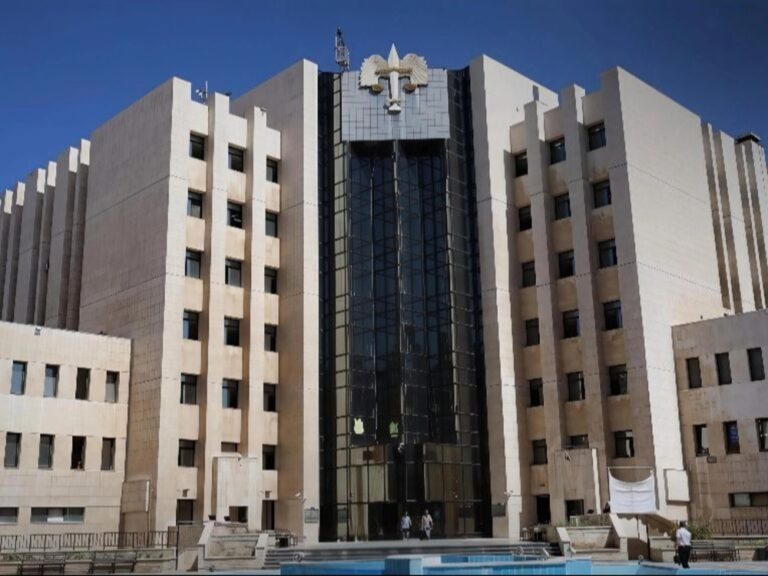 العدل تعلن نظام المناوبات في آب وتؤكد: خدمة المواطنين أولوية قصوى العدل تحدد نظام المناوبات خلال عطلة آب.. والوزير يعلق: لا تكاسل في خدمة الناس