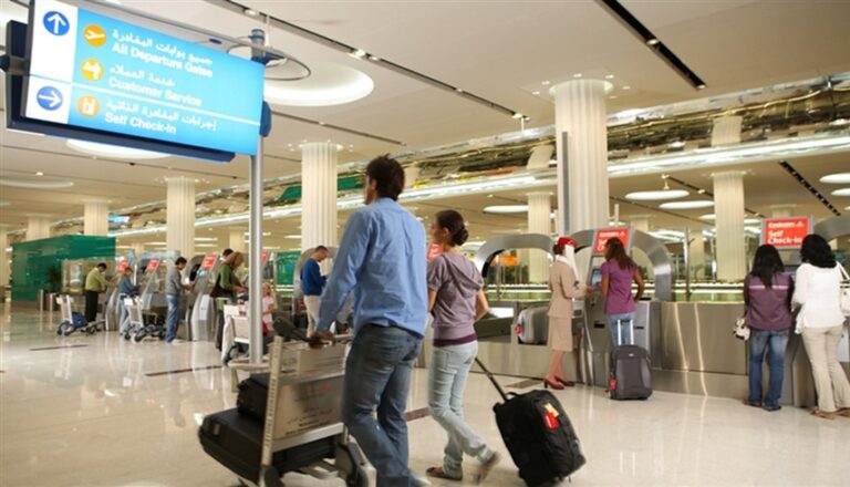 زيادة التوتر في الرحلات الجوية: “طيران الإمارات” تحث المسافرين على الوصول مبكرًا "طيران الإمارات" تدعو المسافرين للوصول مبكراً إلى مطار دبي