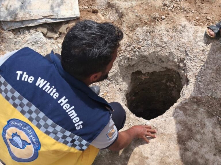 انتشال جثة شاب من بئر بعد 18 ساعة في ريف إدلب يشعل مشاعر الحزن الدفاع المدني ينتشل جثة شاب بعد 18 ساعة من سقوطه داخل بئر في ريف إدلب