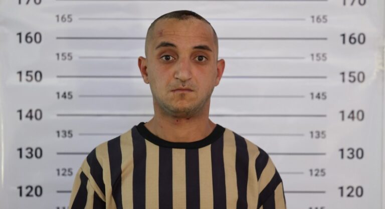 اعتقال سجان من سجن صيدنايا يكشف عن حقائق مروعة في عهد النظام المخلوع القبض على سجان في سجن صيدنايا بعهد النظام المخلوع