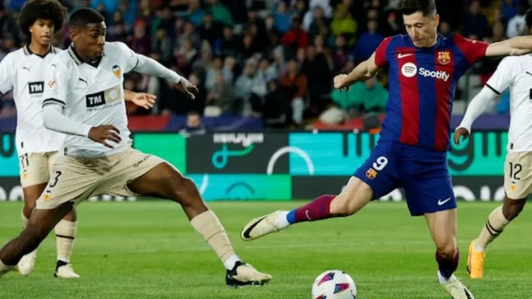 متى تنطلق قمة فالنسيا ضد برشلونة في الدوري الإسباني 2025-2026 والتشكيل المرتقب؟ موعد مباراة فالنسيا ضد برشلونة في الدوري الإسباني 2025-2026 والتشكيل المتوقع